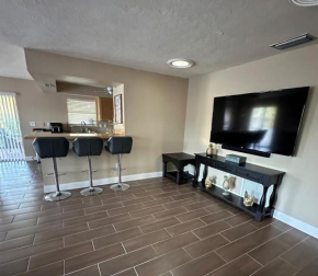 2 Bdrm house close to siesta key, free Wi-Fi